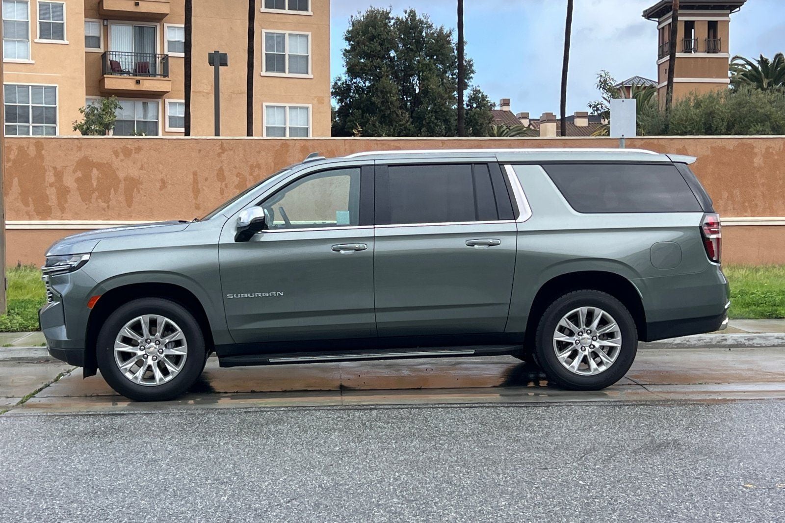2023 Chevrolet Suburban 4WD Premier