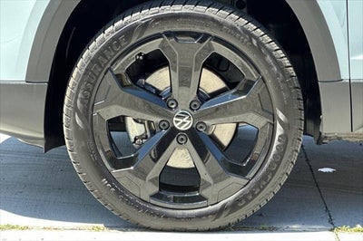 2026 Volkswagen Taos SE Black