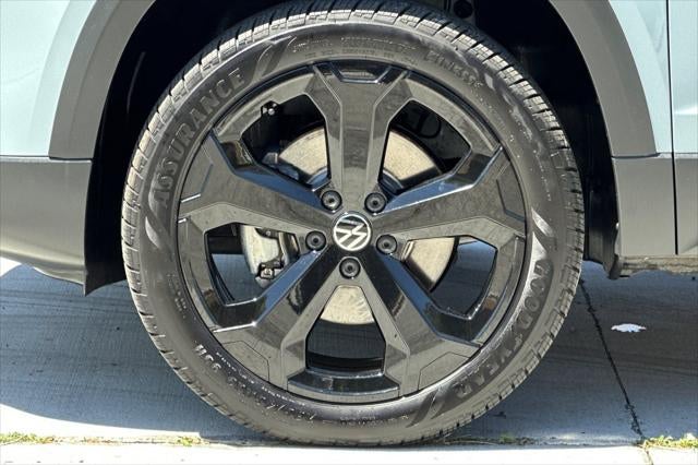 2026 Volkswagen Taos SE Black