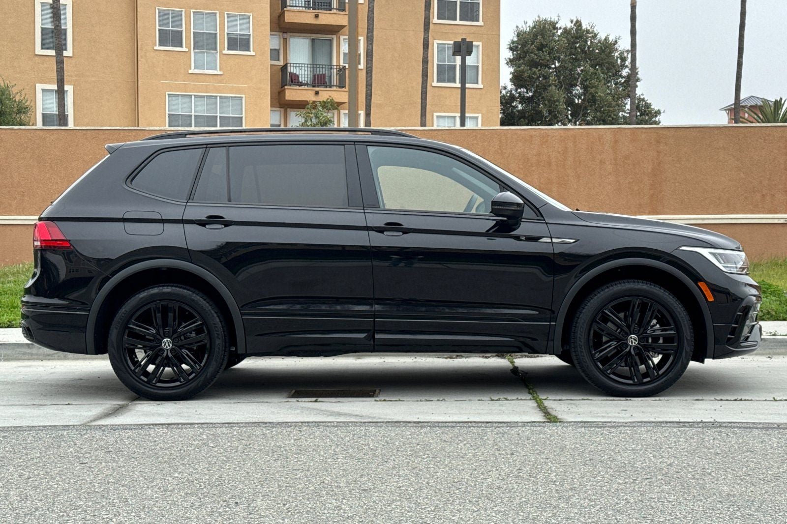 2022 Volkswagen Tiguan 2.0T SE R-Line Black