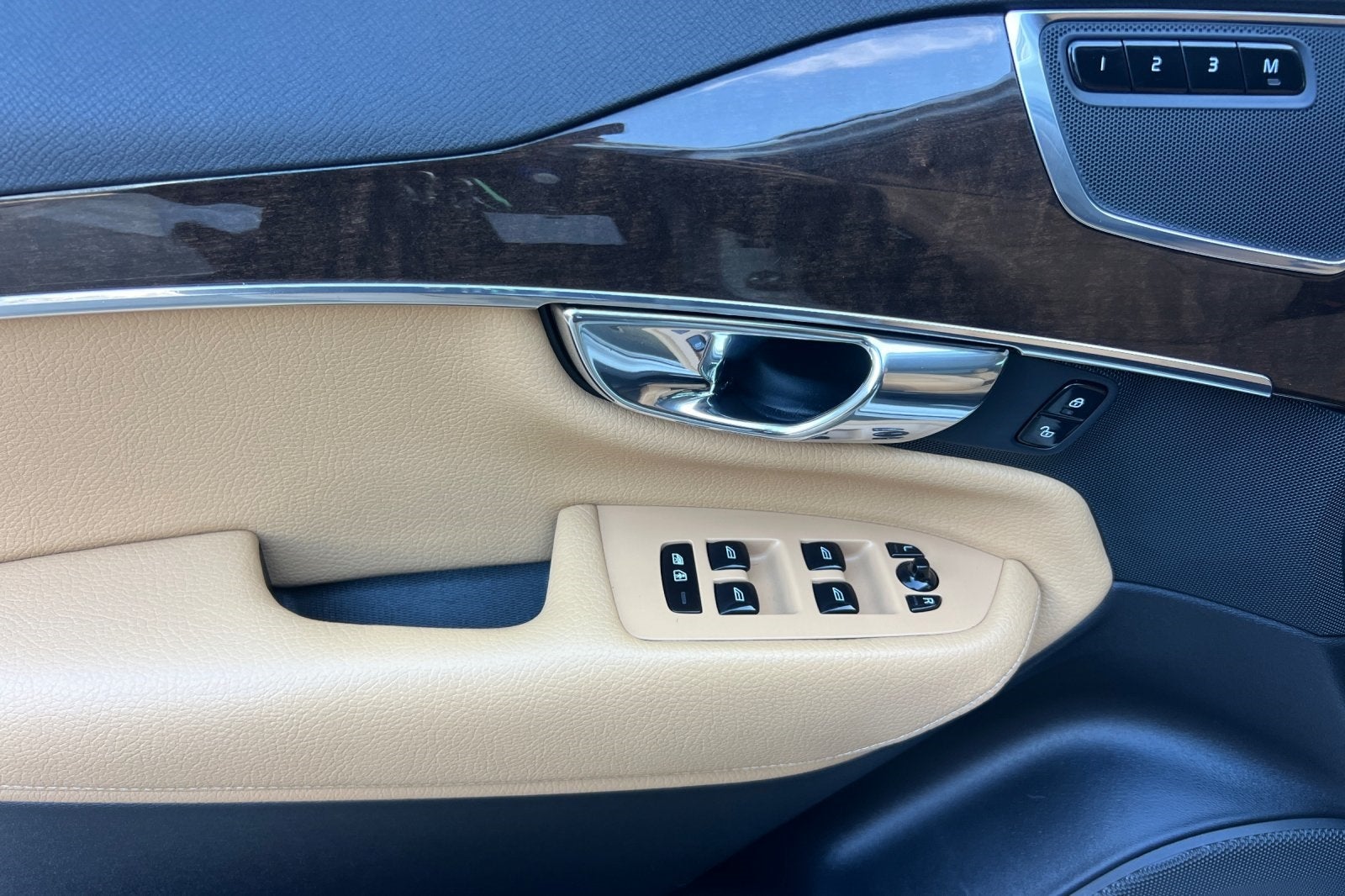 2016 Volvo XC90 T6 Momentum