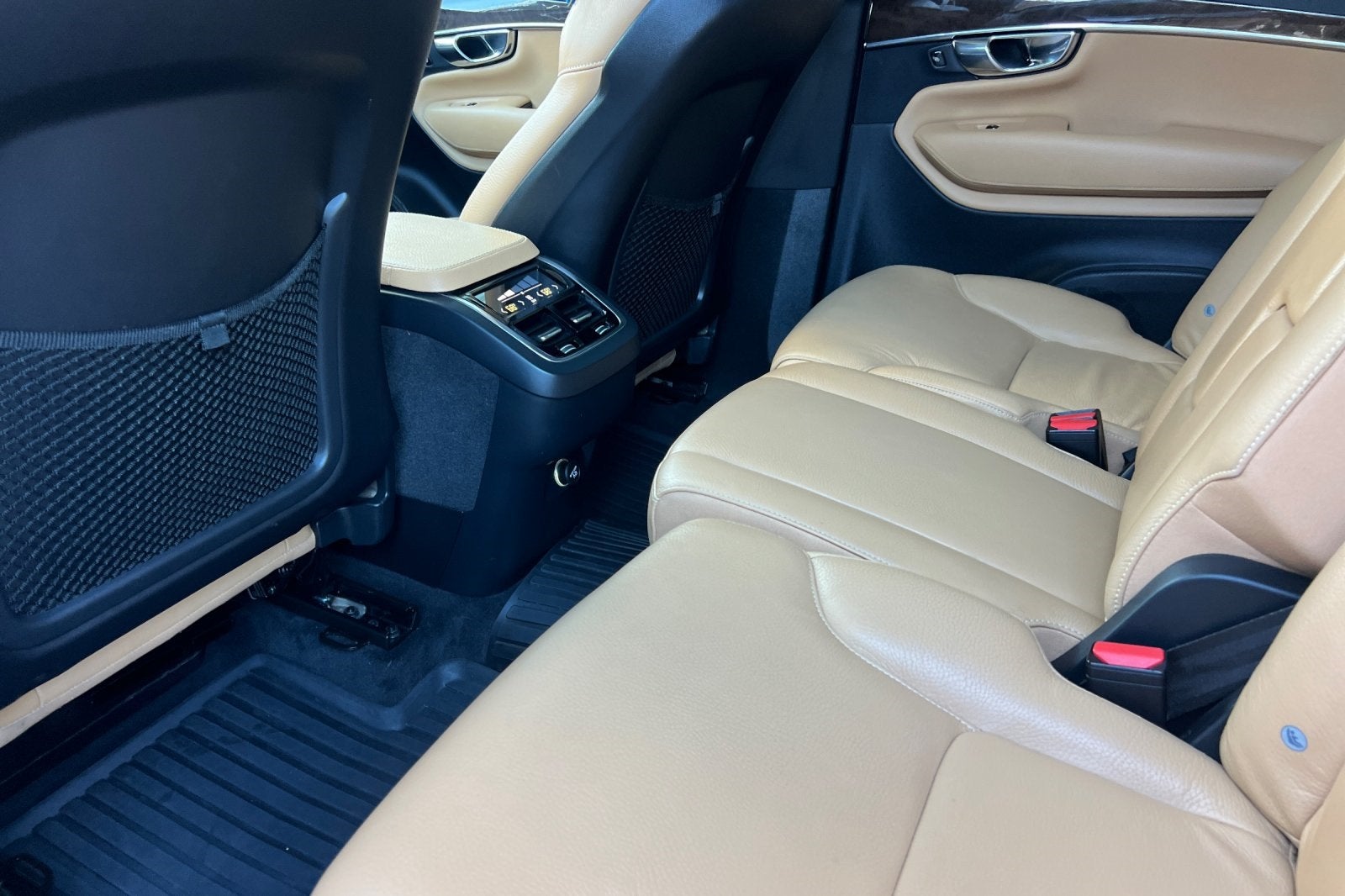 2016 Volvo XC90 T6 Momentum