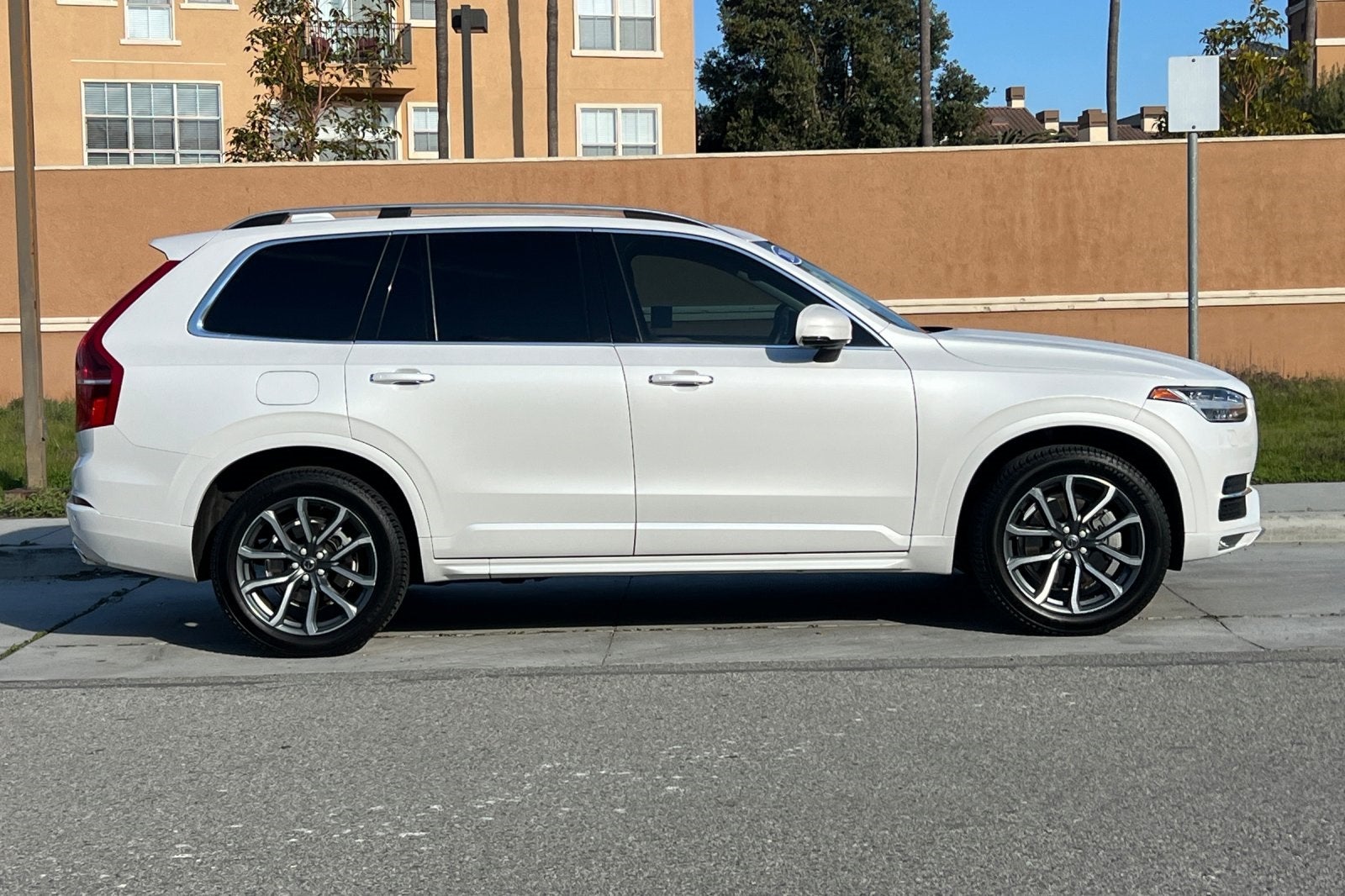 2016 Volvo XC90 T6 Momentum